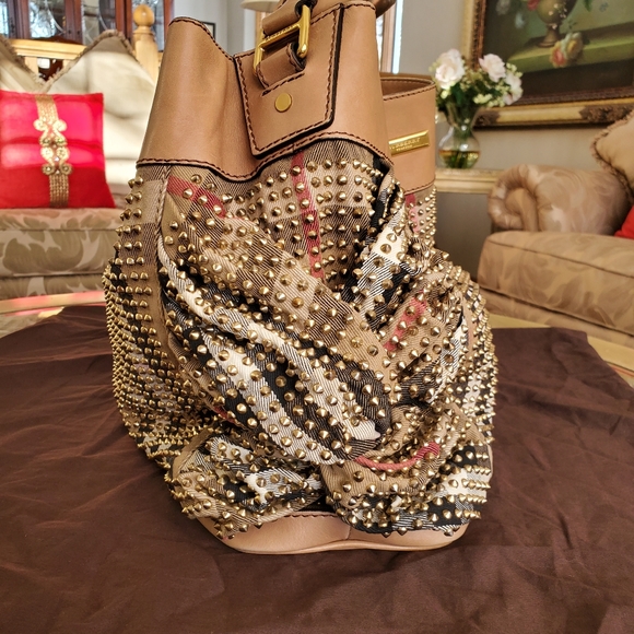 HARD TO FIND.. BURBERRY BAG.. limited edition - Picture 5 of 8